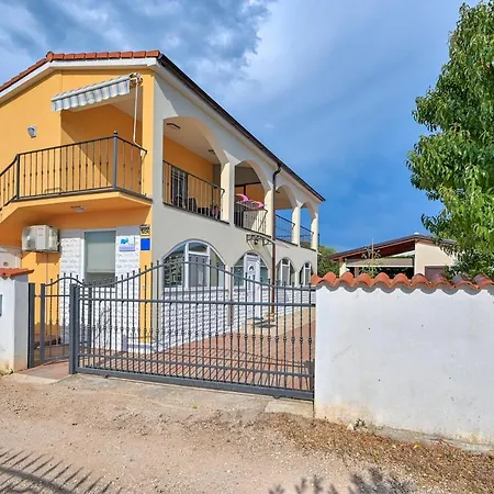 Teuta Apartments - A Beach And A Sea View Apartment *